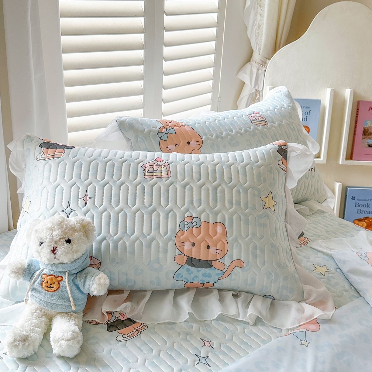 91家纺网 家纺一手货源 找家纺 慕澄2026新款小版印花床裙款乳胶凉席凉感丝夏被四件套 小猫茶话会