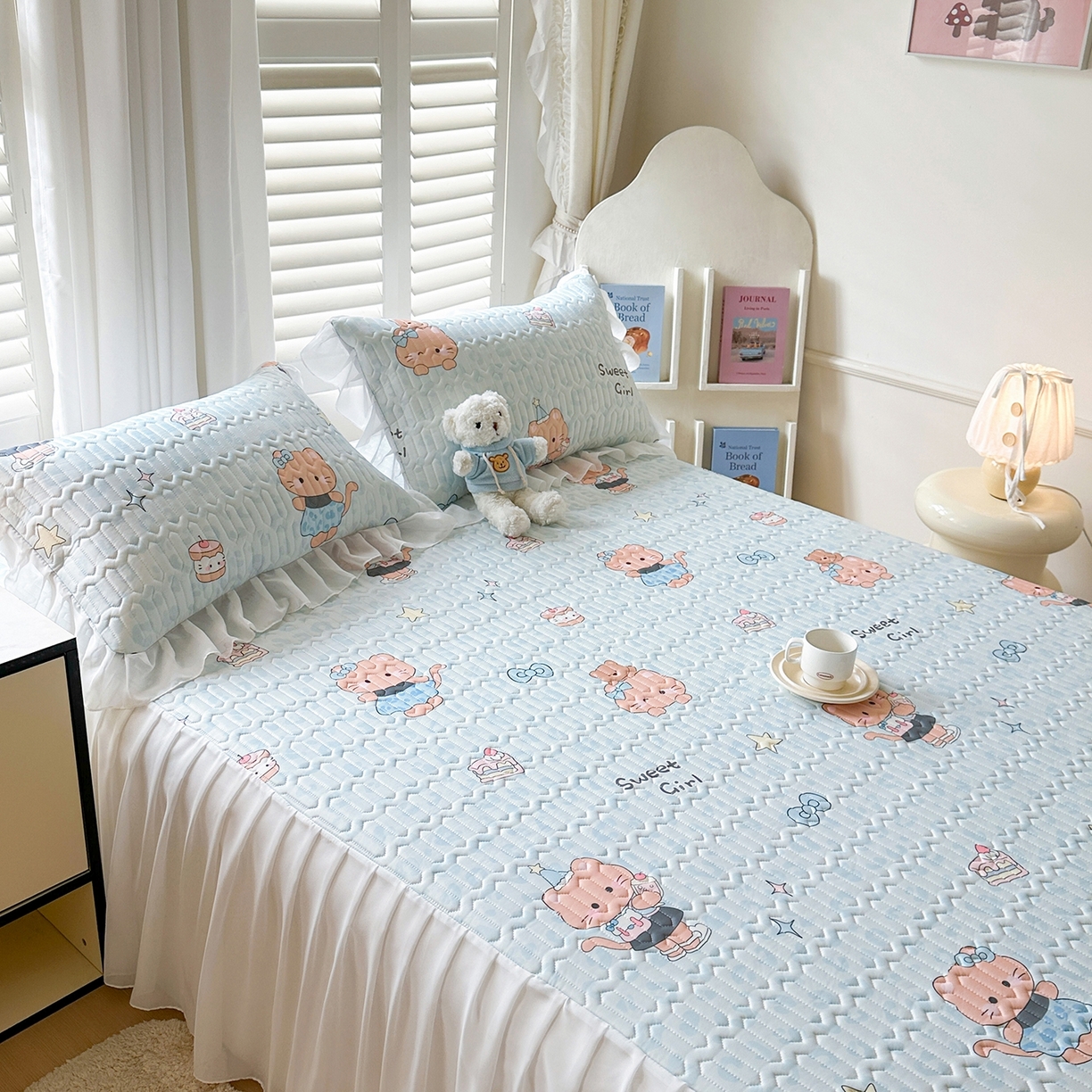 91家纺网 家纺一手货源 找家纺 慕澄2026新款小版印花床裙款乳胶凉席凉感丝夏被四件套 小猫茶话会