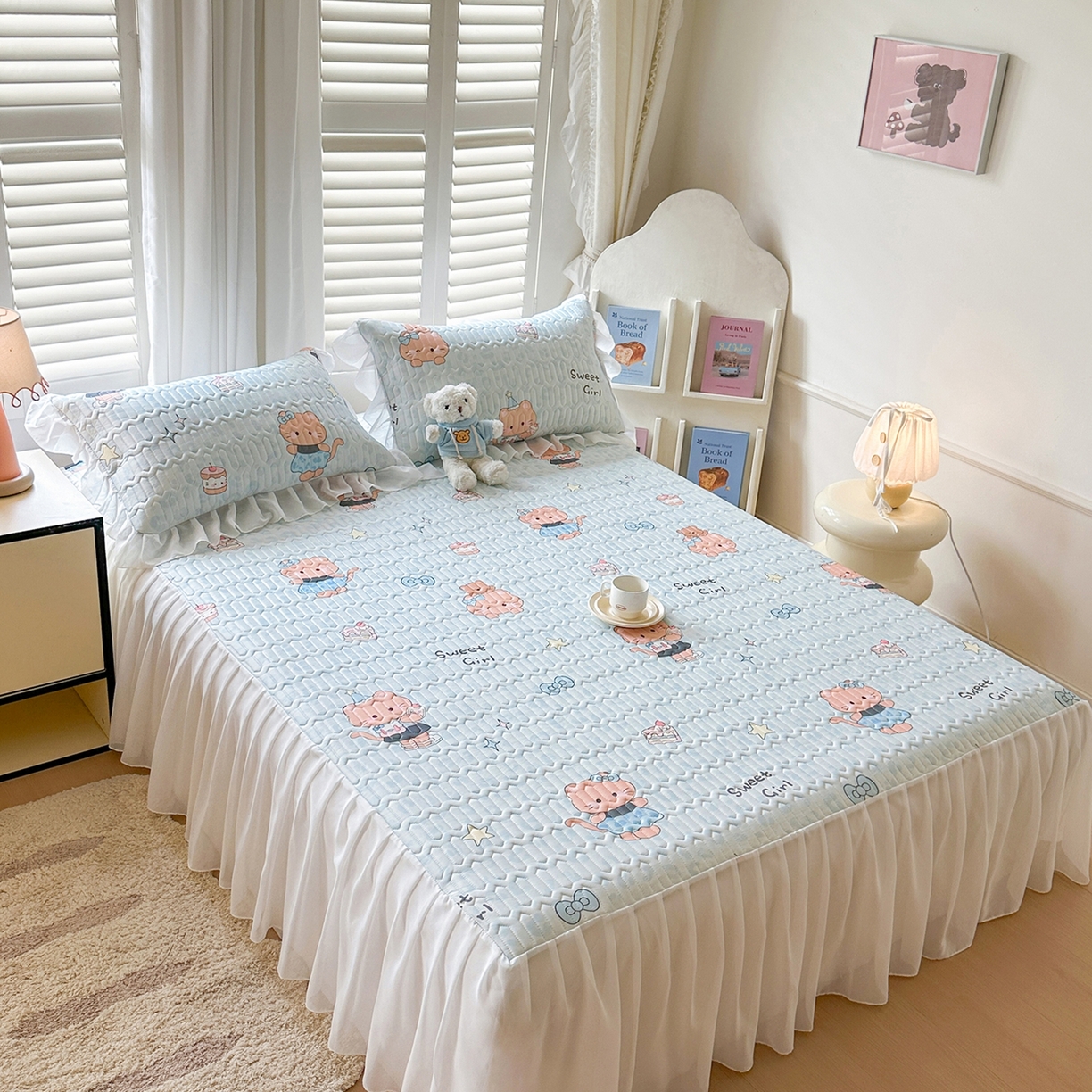 91家纺网 家纺一手货源 找家纺 慕澄2026新款小版印花床裙款乳胶凉席凉感丝夏被四件套 小猫茶话会