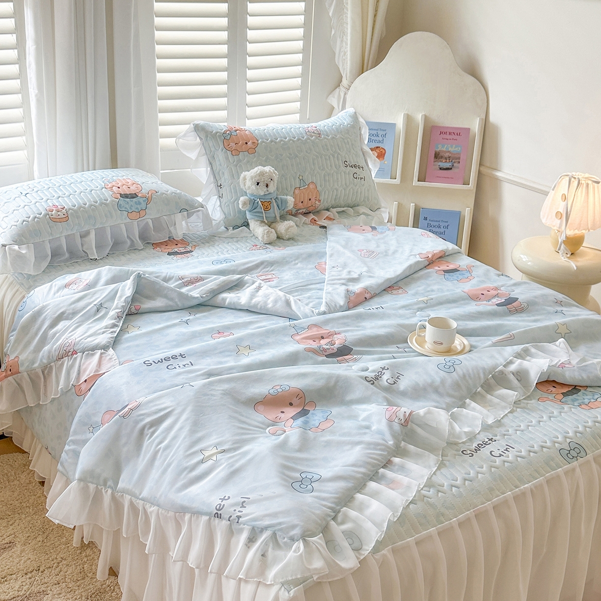 91家纺网 家纺一手货源 找家纺 慕澄2026新款小版印花床裙款乳胶凉席凉感丝夏被四件套 小猫茶话会