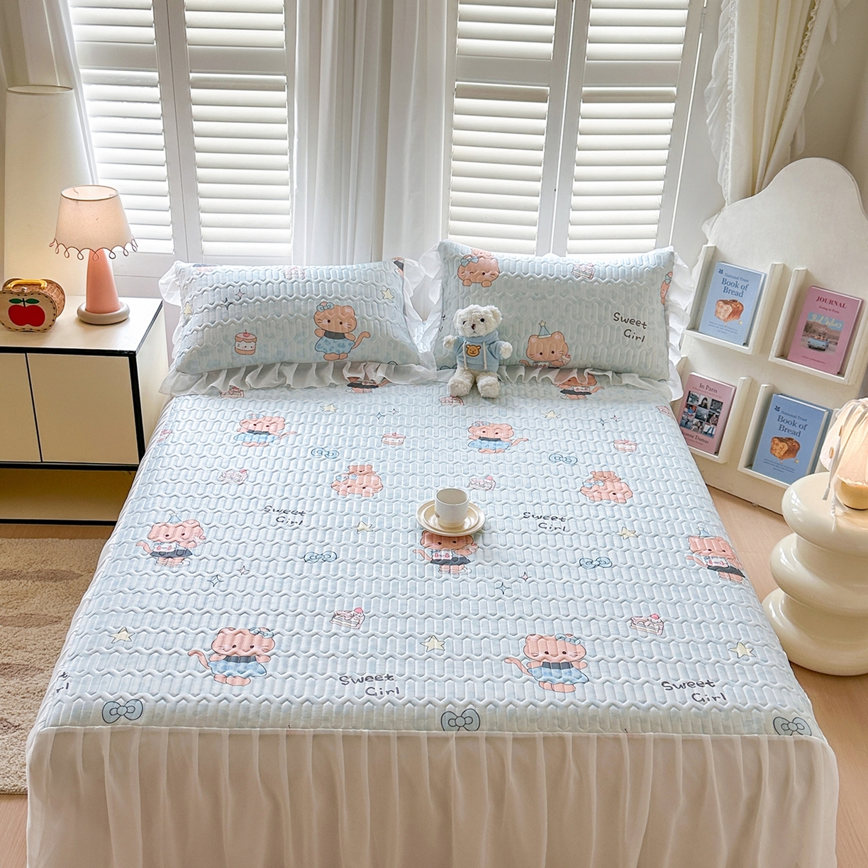 91家纺网 家纺一手货源 找家纺 慕澄2026新款小版印花床裙款乳胶凉席凉感丝夏被四件套 小猫茶话会