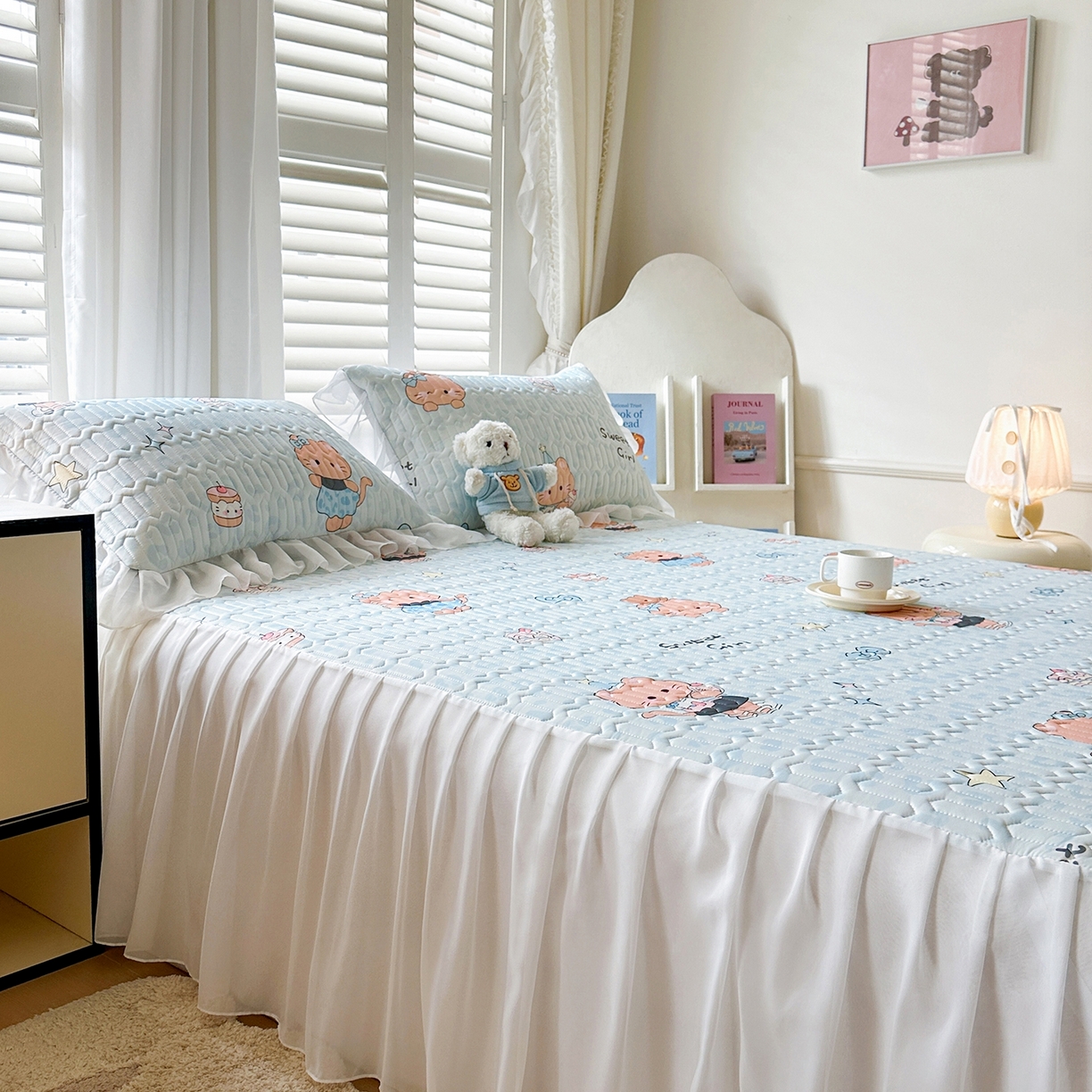 91家纺网 家纺一手货源 找家纺 慕澄2026新款小版印花床裙款乳胶凉席凉感丝夏被四件套 小猫茶话会