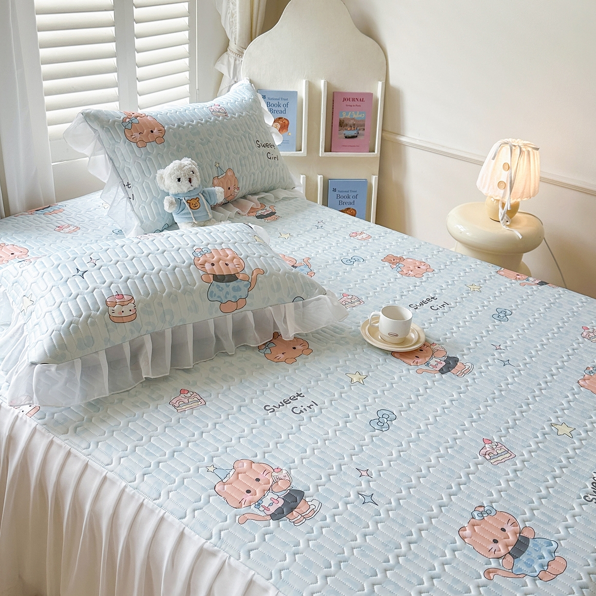 91家纺网 家纺一手货源 找家纺 慕澄2026新款小版印花床裙款乳胶凉席凉感丝夏被四件套 小猫茶话会