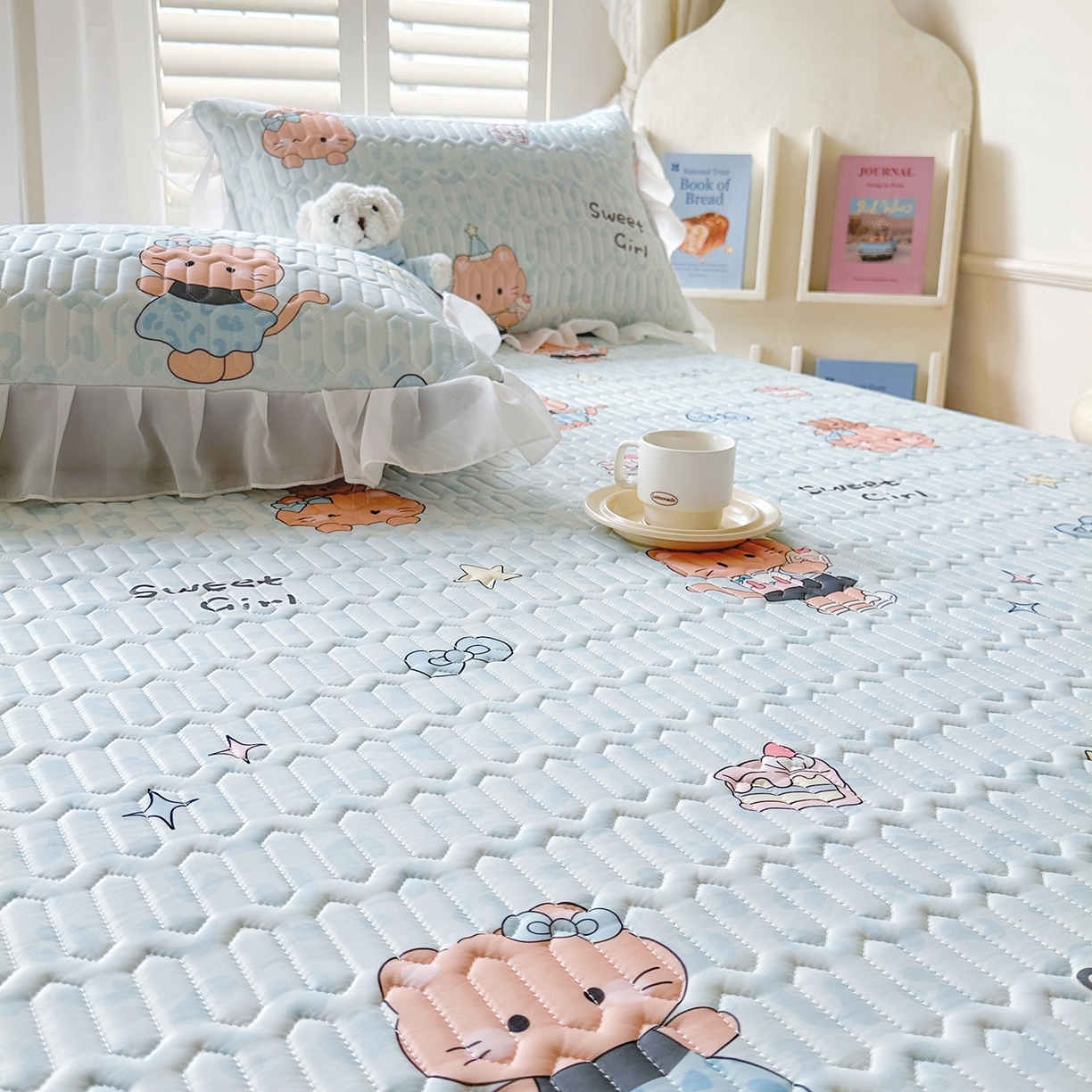 91家纺网 家纺一手货源 找家纺 慕澄2026新款小版印花床裙款乳胶凉席凉感丝夏被四件套 小猫茶话会