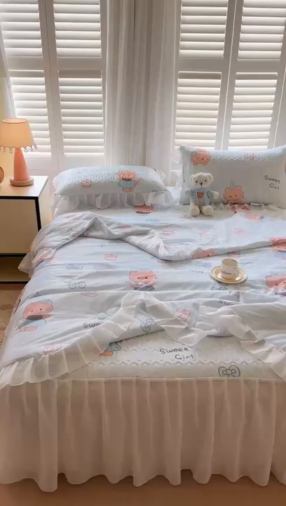 91家纺网 家纺一手货源 找家纺 慕澄2026新款小版印花床裙款乳胶凉席凉感丝夏被四件套 小猫茶话会