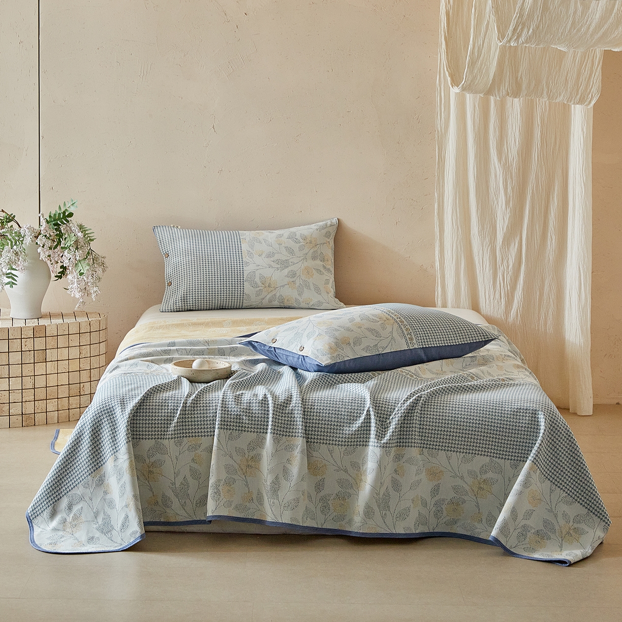 91家纺网 家纺一手货源 找家纺 孑寐家纺 2026新款100%纯棉色织双面大提花老粗布凉席三件套 森间枝语-蓝色