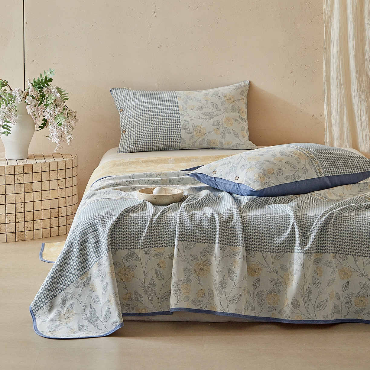 91家纺网 家纺一手货源 找家纺 孑寐家纺 2026新款100%纯棉色织双面大提花老粗布凉席三件套 森间枝语-蓝色