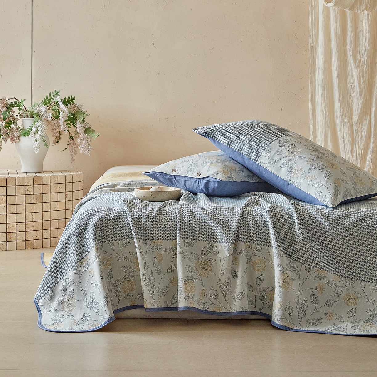 91家纺网 家纺一手货源 找家纺 孑寐家纺 2026新款100%纯棉色织双面大提花老粗布凉席三件套 森间枝语-蓝色