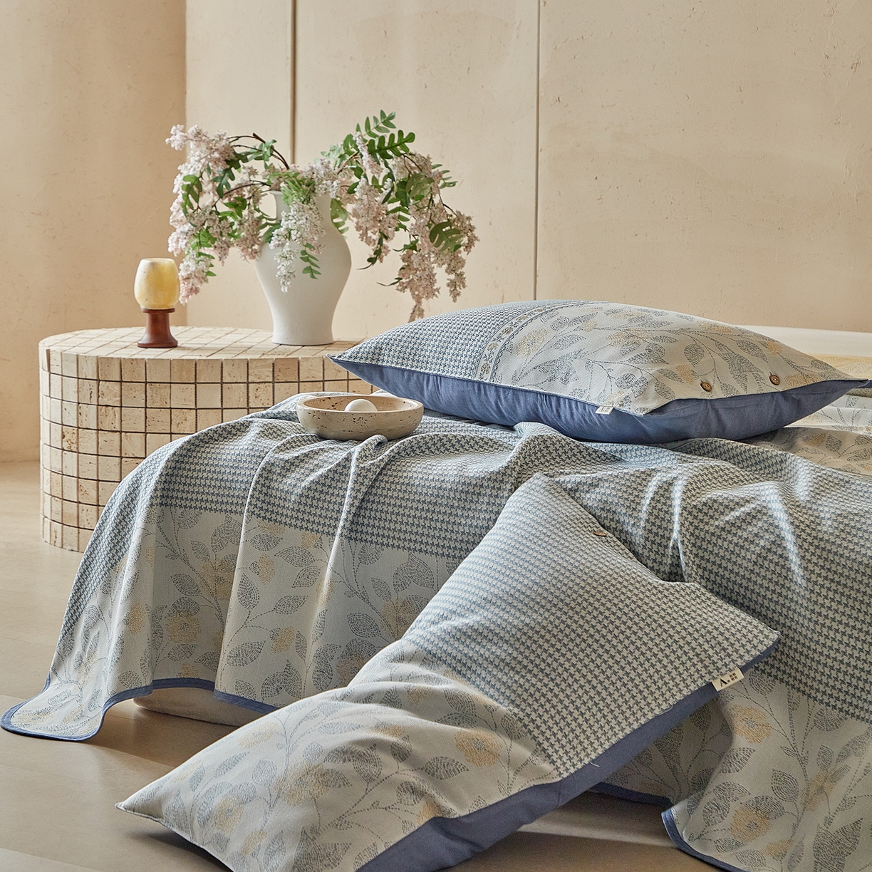 91家纺网 家纺一手货源 找家纺 孑寐家纺 2026新款100%纯棉色织双面大提花老粗布凉席三件套 森间枝语-蓝色