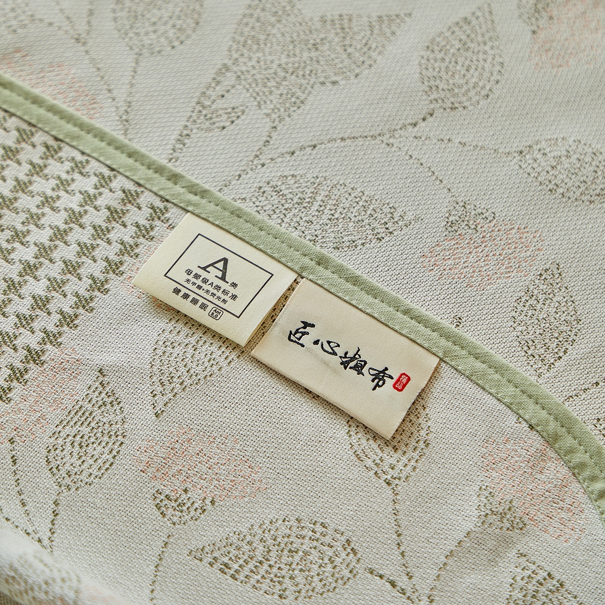 91家纺网 家纺一手货源 找家纺 孑寐家纺 2026新款100%纯棉色织双面大提花老粗布凉席三件套 森间枝语-浅绿