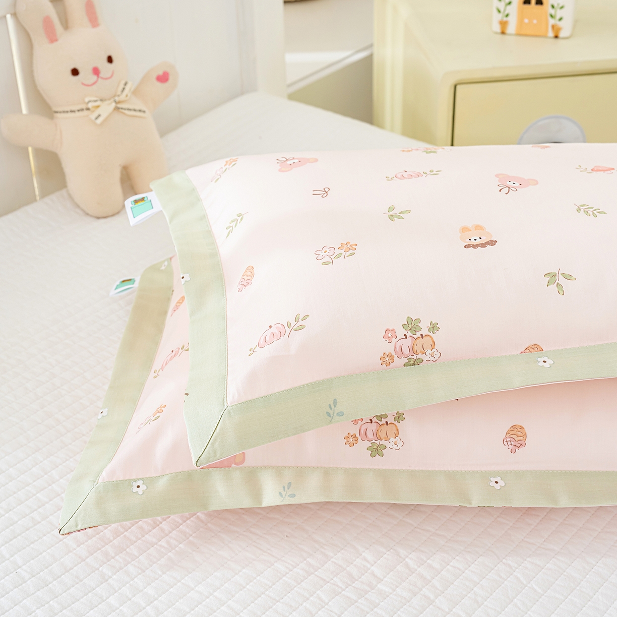 91家纺网 家纺一手货源 找家纺 良佐生活 2026新款A类60支全棉贡缎长绒棉拼角枕套 兔熊宝贝