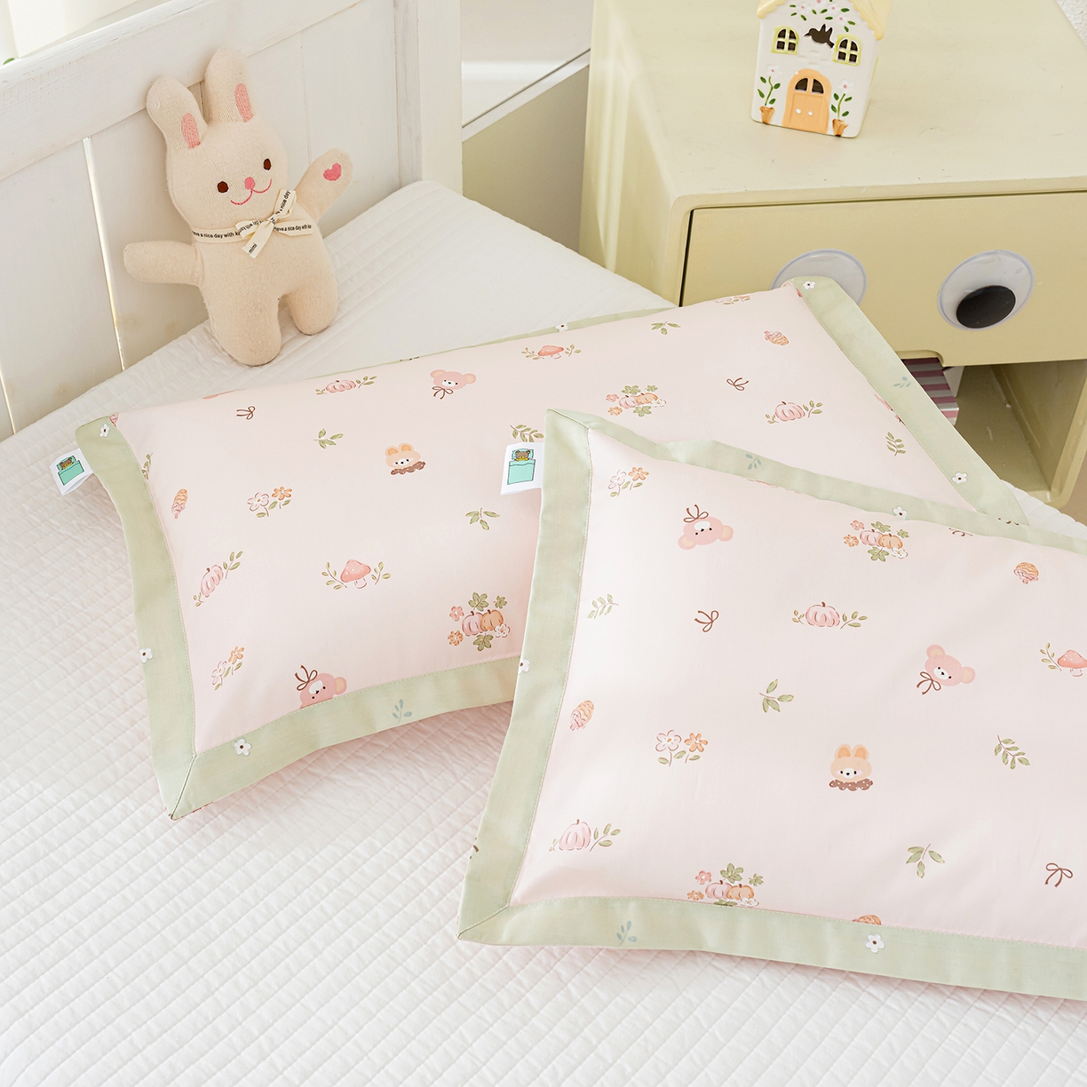 91家纺网 家纺一手货源 找家纺 良佐生活 2026新款A类60支全棉贡缎长绒棉拼角枕套 兔熊宝贝