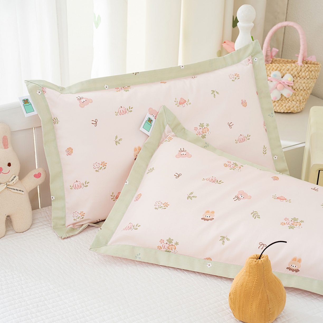 91家纺网 家纺一手货源 找家纺 良佐生活 2026新款A类60支全棉贡缎长绒棉拼角枕套 兔熊宝贝