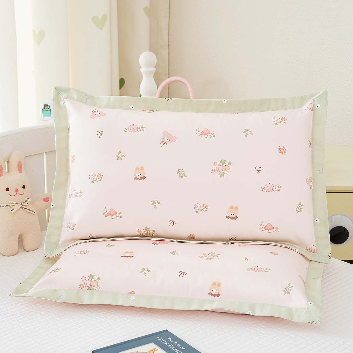 91家纺网 家纺一手货源 找家纺 良佐生活 2026新款A类60支全棉贡缎长绒棉拼角枕套 兔熊宝贝