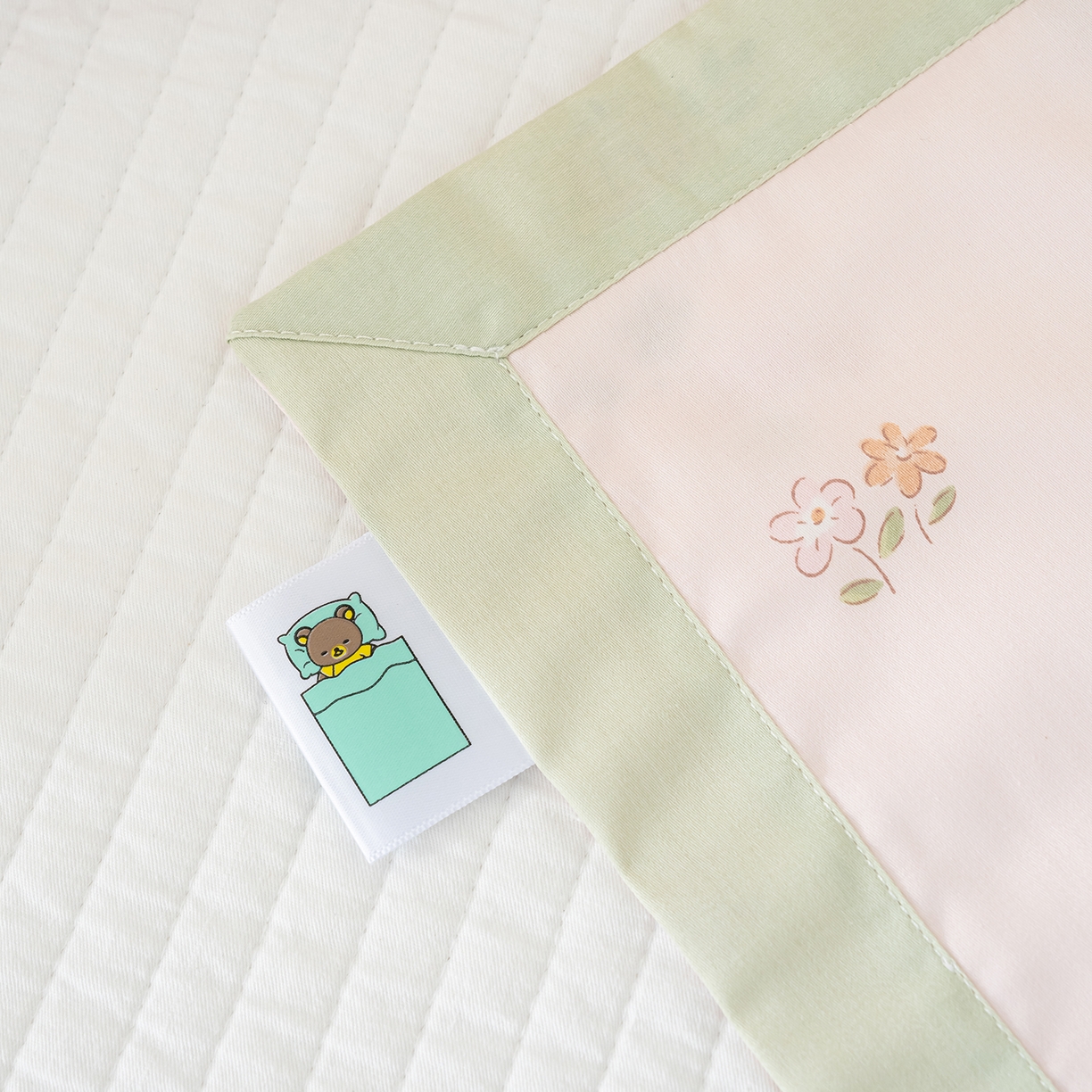 91家纺网 家纺一手货源 找家纺 良佐生活 2026新款A类60支全棉贡缎长绒棉拼角枕套 兔熊宝贝