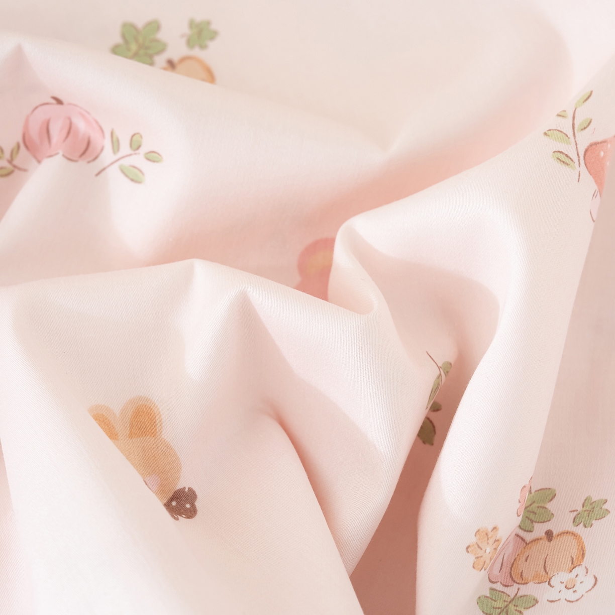 91家纺网 家纺一手货源 找家纺 良佐生活 2026新款A类60支全棉贡缎长绒棉拼角枕套 兔熊宝贝