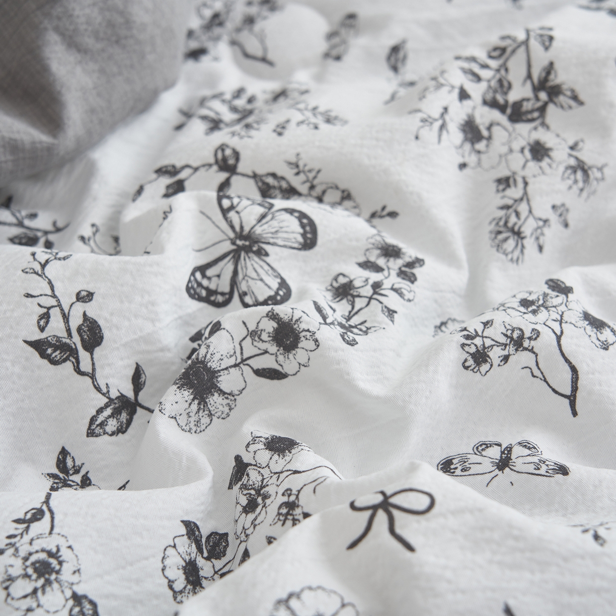 91家纺网 家纺一手货源 找家纺 晨曦家纺 2026新款皱雾纱水洗夏凉被夏被四件套少女ins风韩版 素墨蝶语