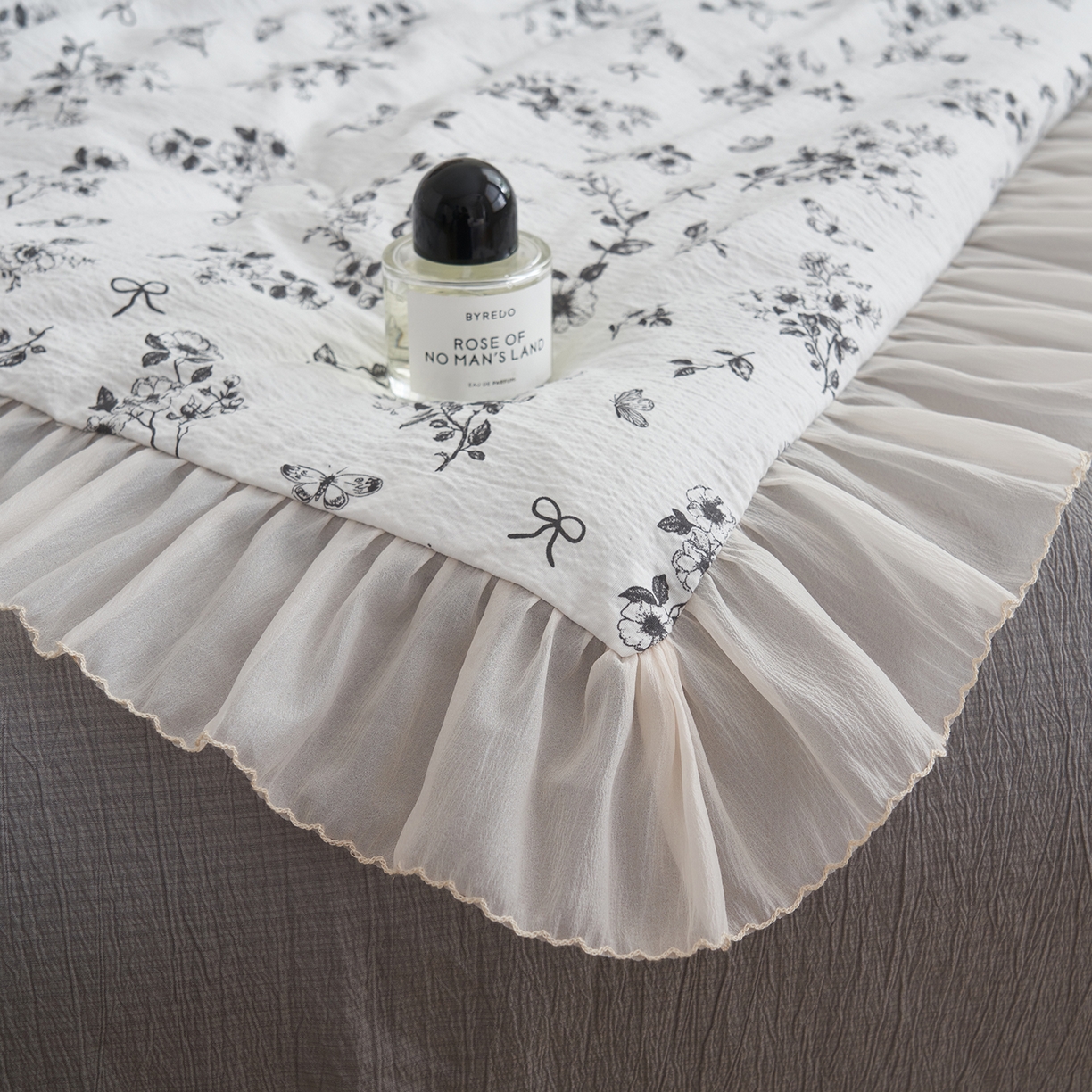 91家纺网 家纺一手货源 找家纺 晨曦家纺 2026新款皱雾纱水洗夏凉被夏被四件套少女ins风韩版 素墨蝶语