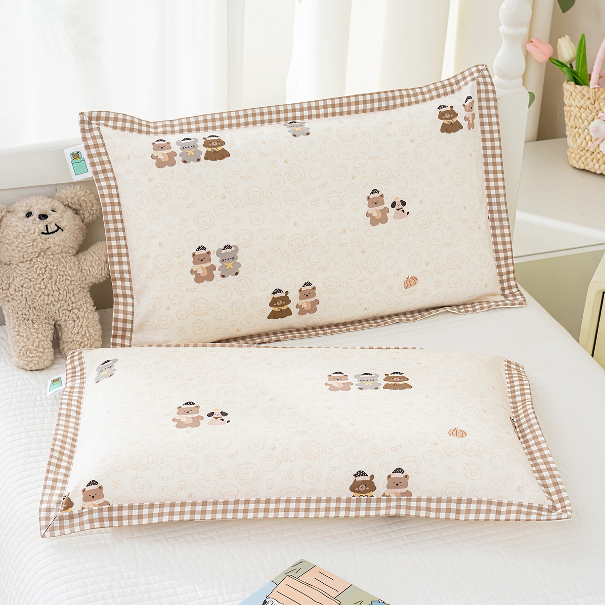 91家纺网 家纺一手货源 找家纺 良佐生活 2026新款A类60支全棉贡缎长绒棉拼角枕套 小熊一家