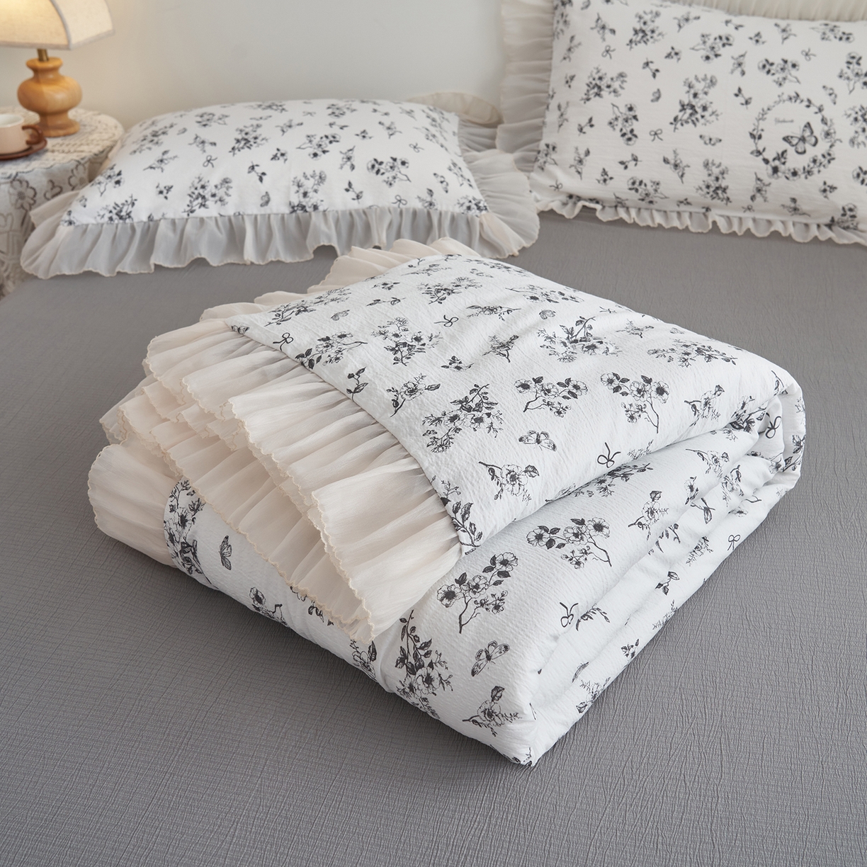 91家纺网 家纺一手货源 找家纺 晨曦家纺 2026新款皱雾纱水洗夏凉被夏被四件套少女ins风韩版 素墨蝶语