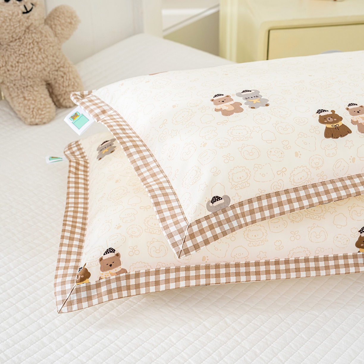 91家纺网 家纺一手货源 找家纺 良佐生活 2026新款A类60支全棉贡缎长绒棉拼角枕套 小熊一家