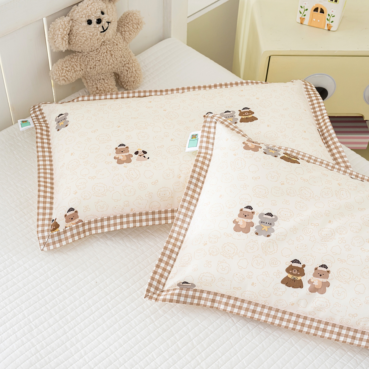 91家纺网 家纺一手货源 找家纺 良佐生活 2026新款A类60支全棉贡缎长绒棉拼角枕套 小熊一家