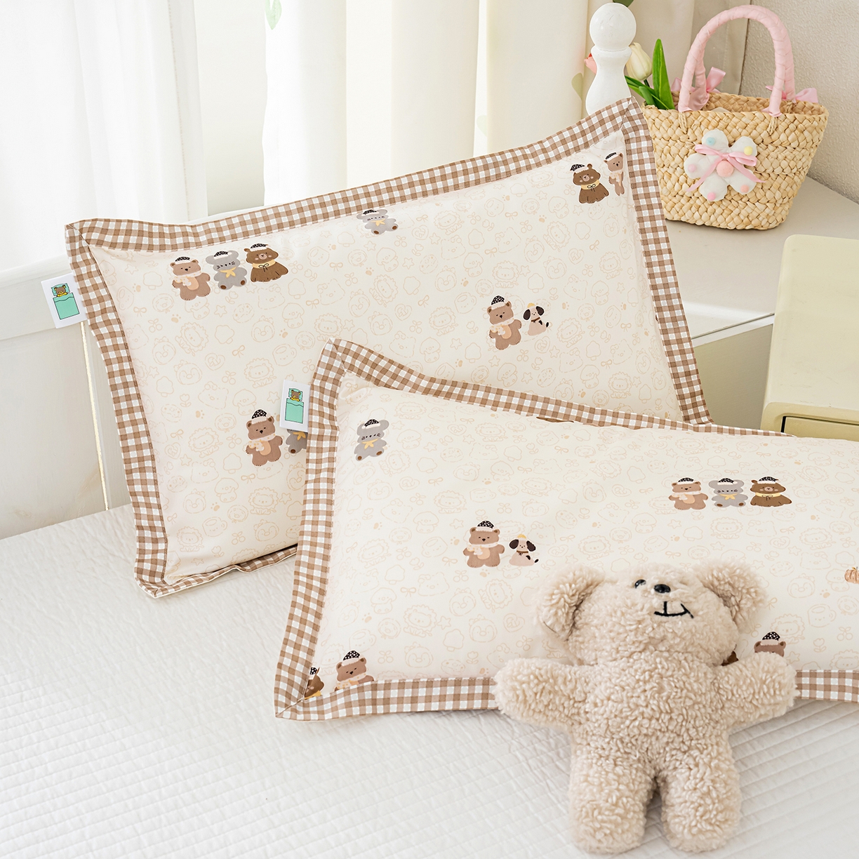 91家纺网 家纺一手货源 找家纺 良佐生活 2026新款A类60支全棉贡缎长绒棉拼角枕套 小熊一家