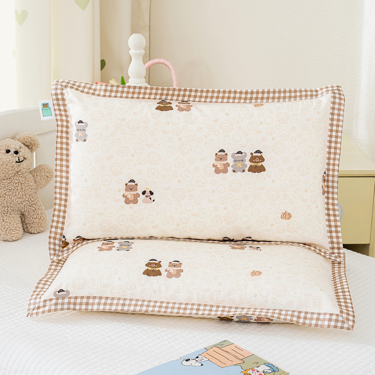 91家纺网 家纺一手货源 找家纺 良佐生活 2026新款A类60支全棉贡缎长绒棉拼角枕套 小熊一家