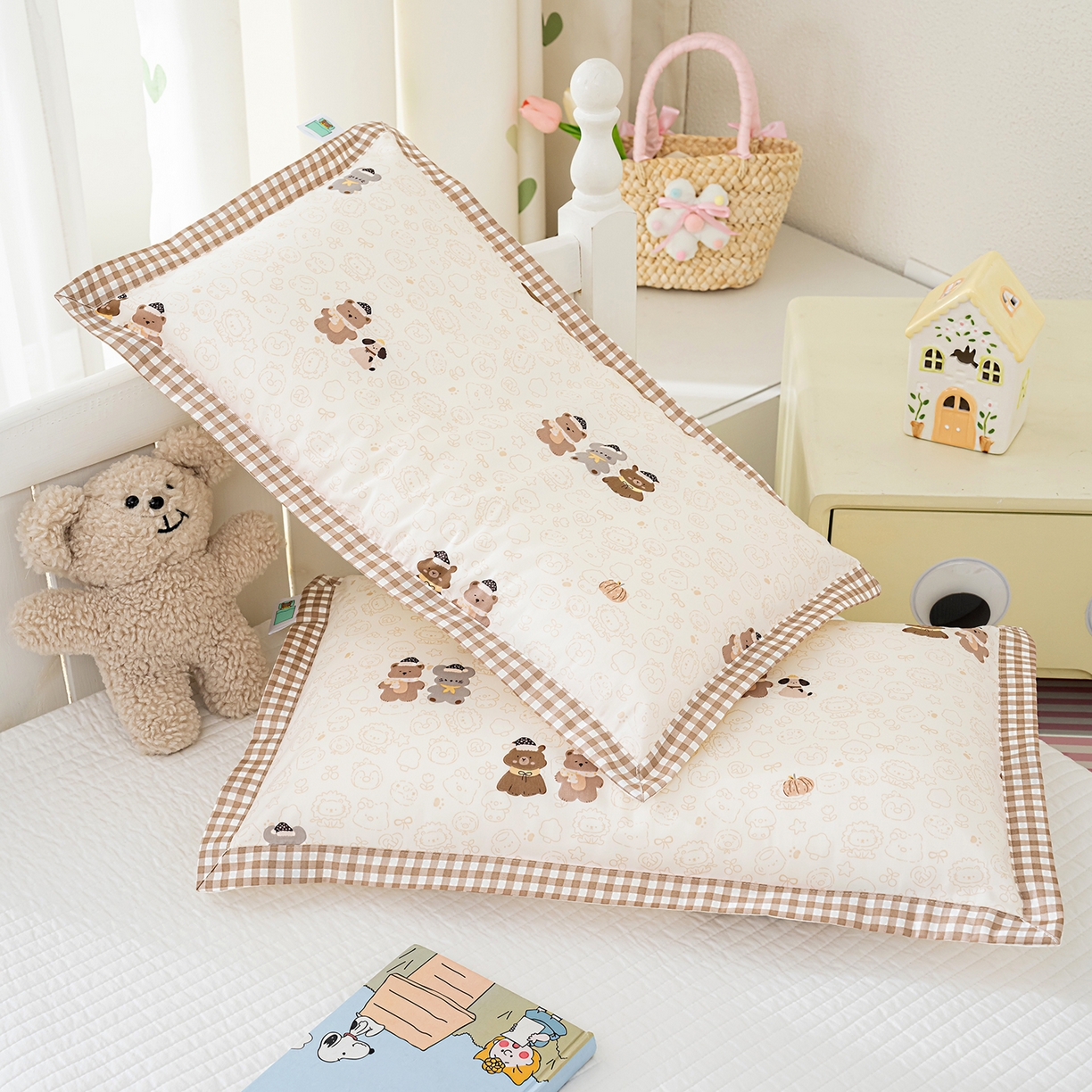 91家纺网 家纺一手货源 找家纺 良佐生活 2026新款A类60支全棉贡缎长绒棉拼角枕套 小熊一家