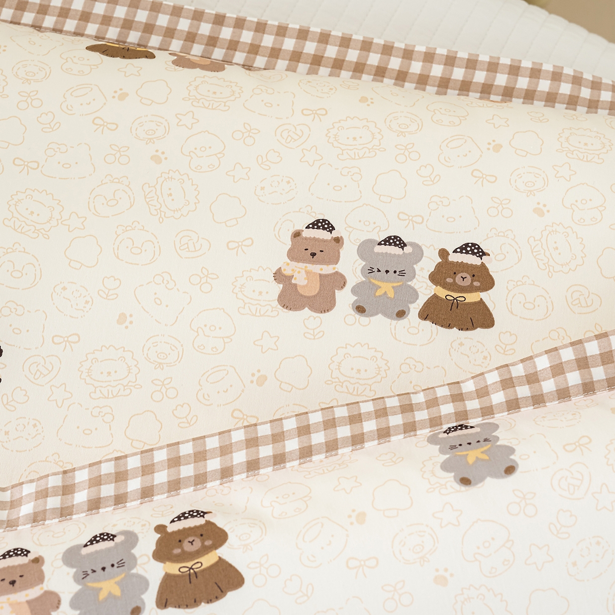 91家纺网 家纺一手货源 找家纺 良佐生活 2026新款A类60支全棉贡缎长绒棉拼角枕套 小熊一家