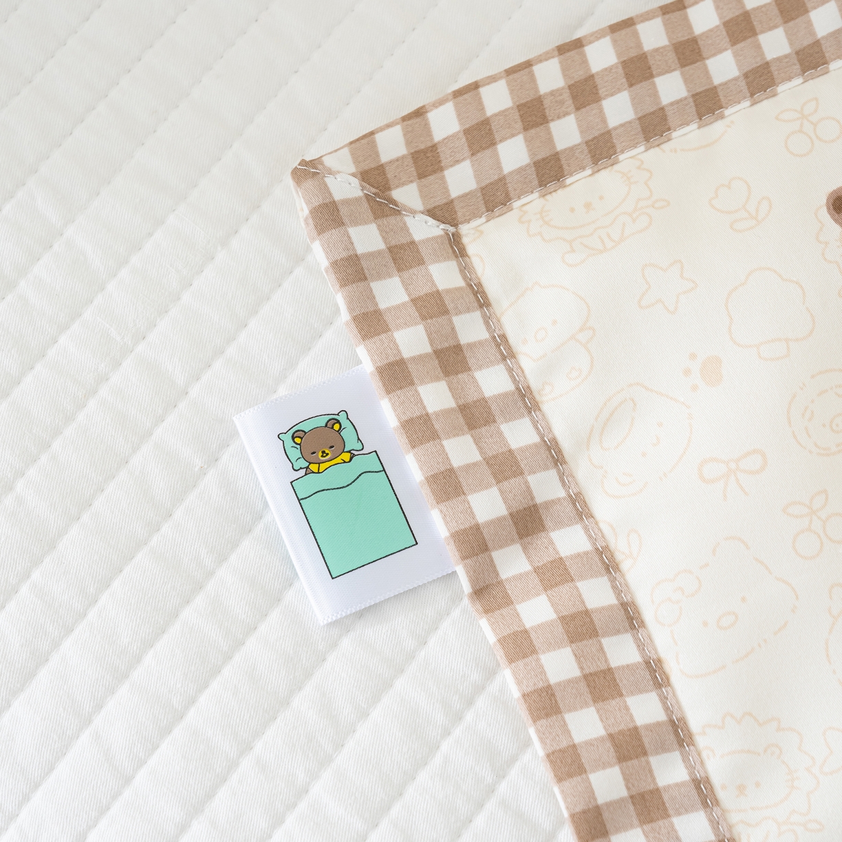 91家纺网 家纺一手货源 找家纺 良佐生活 2026新款A类60支全棉贡缎长绒棉拼角枕套 小熊一家