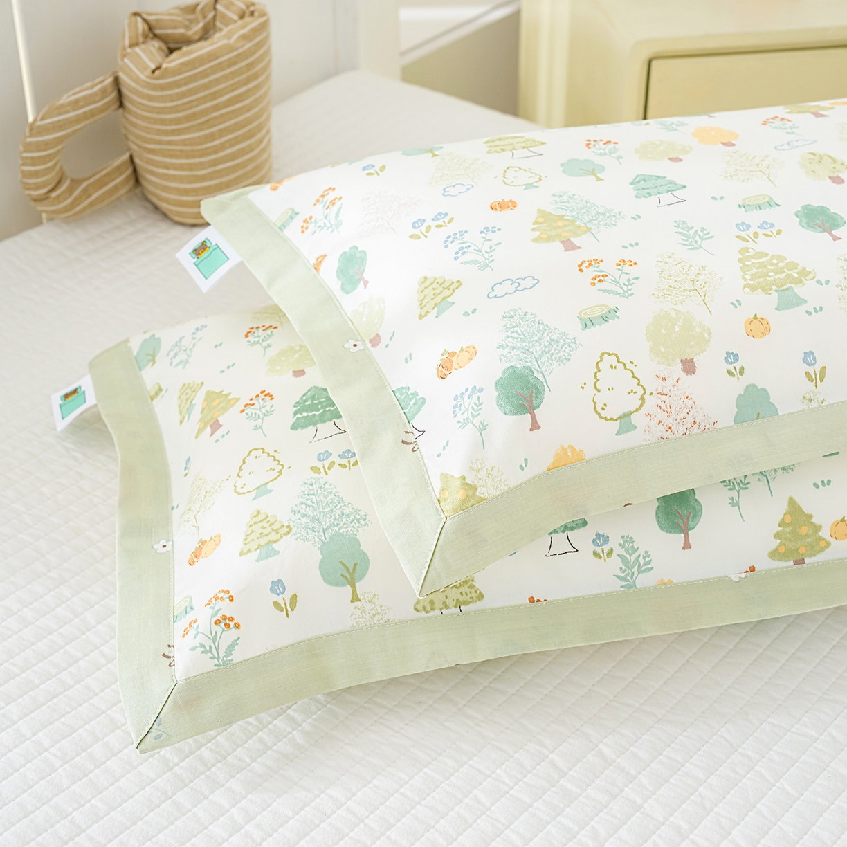 91家纺网 家纺一手货源 找家纺 良佐生活 2026新款A类60支全棉贡缎长绒棉拼角枕套 许愿森林