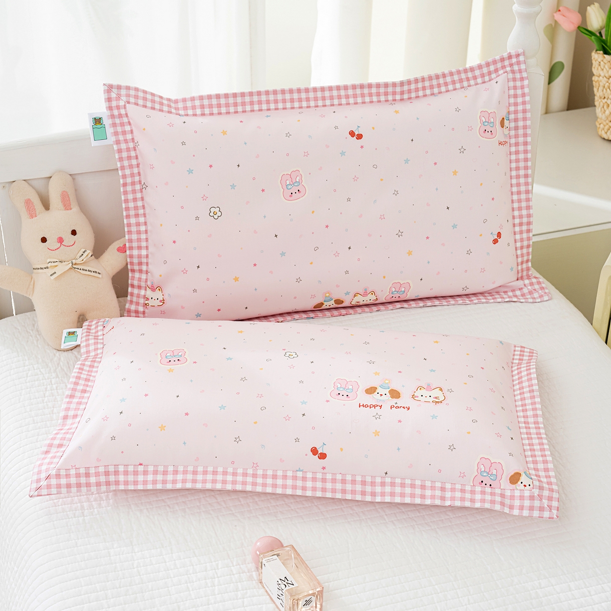 91家纺网 家纺一手货源 找家纺 良佐生活 2026新款A类60支全棉贡缎长绒棉拼角枕套 开心派对