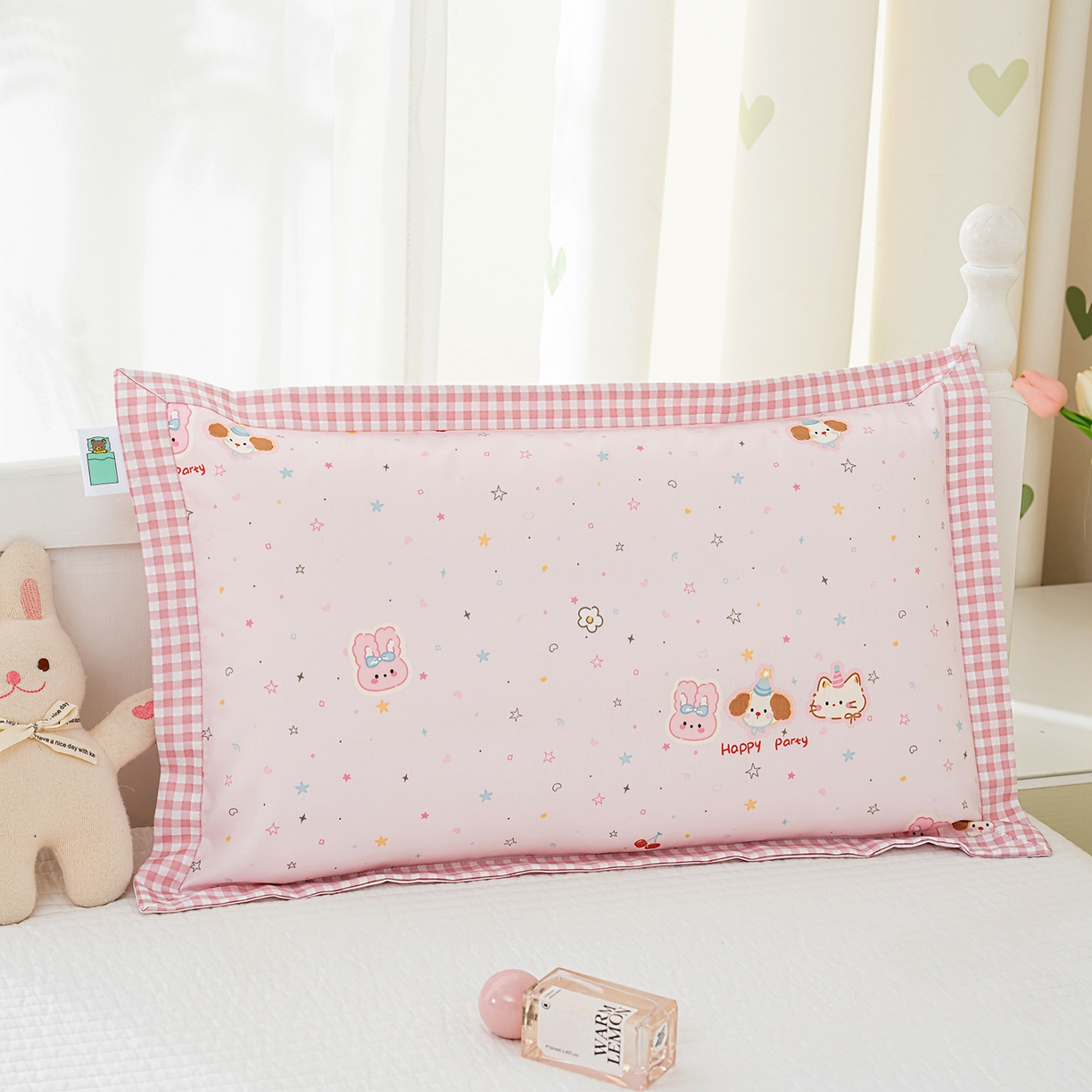 91家纺网 家纺一手货源 找家纺 良佐生活 2026新款A类60支全棉贡缎长绒棉拼角枕套 开心派对