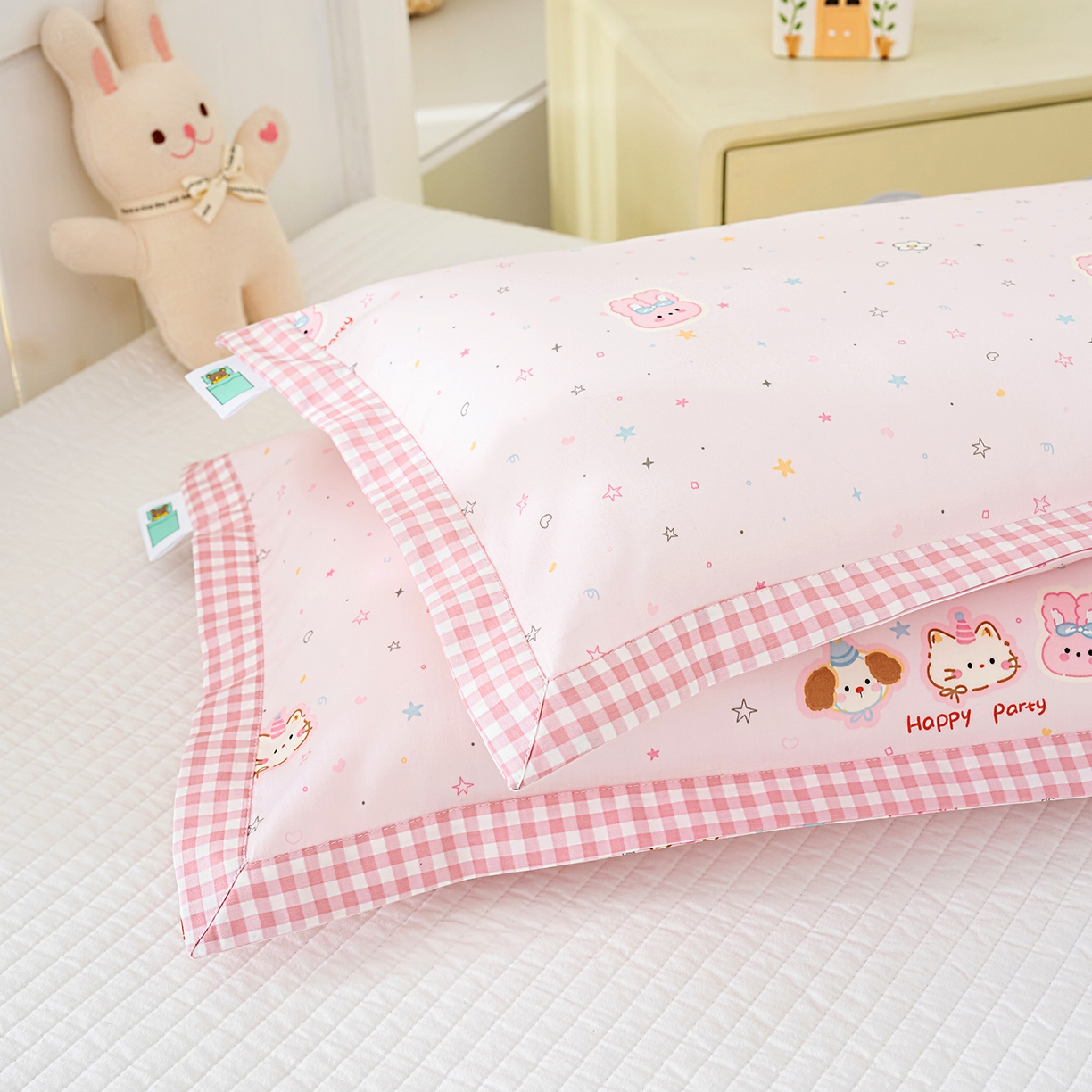 91家纺网 家纺一手货源 找家纺 良佐生活 2026新款A类60支全棉贡缎长绒棉拼角枕套 开心派对