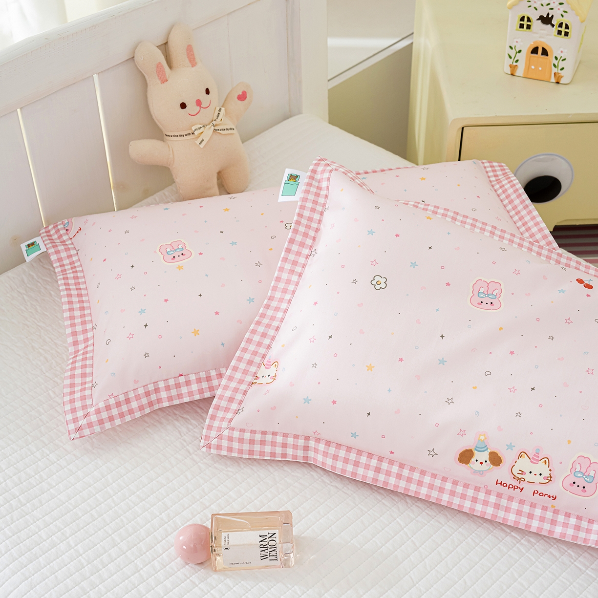 91家纺网 家纺一手货源 找家纺 良佐生活 2026新款A类60支全棉贡缎长绒棉拼角枕套 开心派对