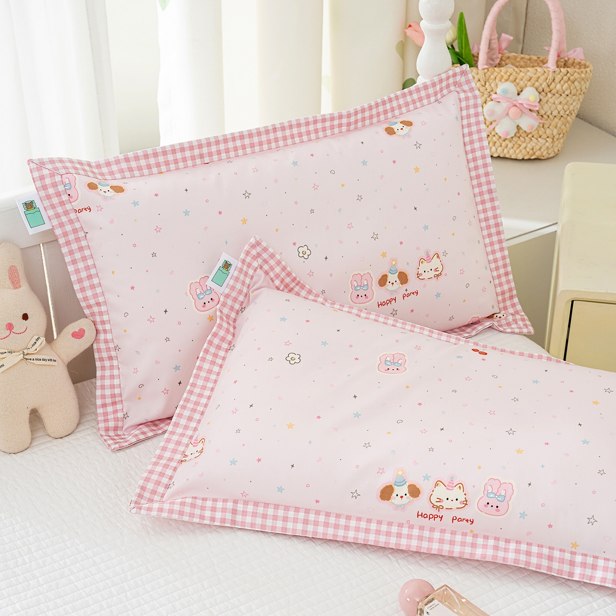 91家纺网 家纺一手货源 找家纺 良佐生活 2026新款A类60支全棉贡缎长绒棉拼角枕套 开心派对