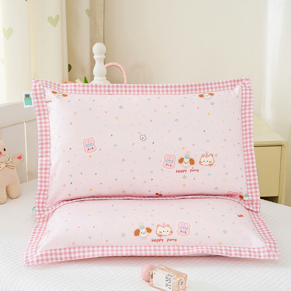 91家纺网 家纺一手货源 找家纺 良佐生活 2026新款A类60支全棉贡缎长绒棉拼角枕套 开心派对