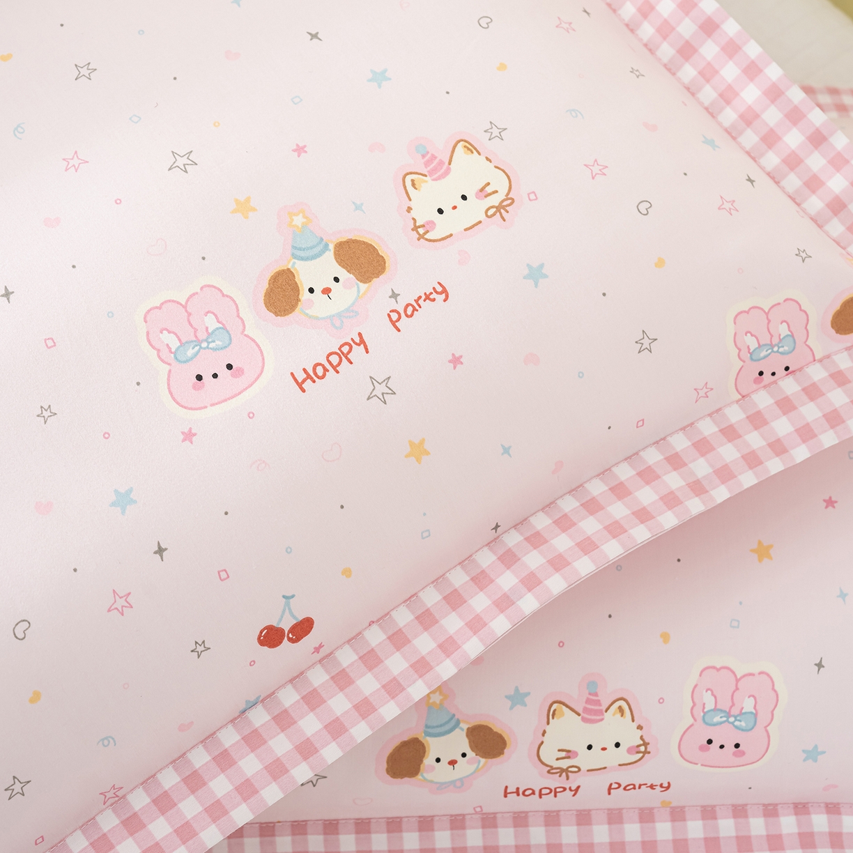 91家纺网 家纺一手货源 找家纺 良佐生活 2026新款A类60支全棉贡缎长绒棉拼角枕套 开心派对