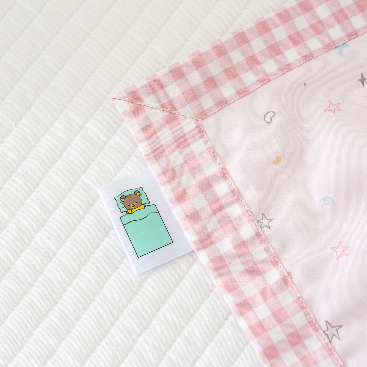 91家纺网 家纺一手货源 找家纺 良佐生活 2026新款A类60支全棉贡缎长绒棉拼角枕套 开心派对