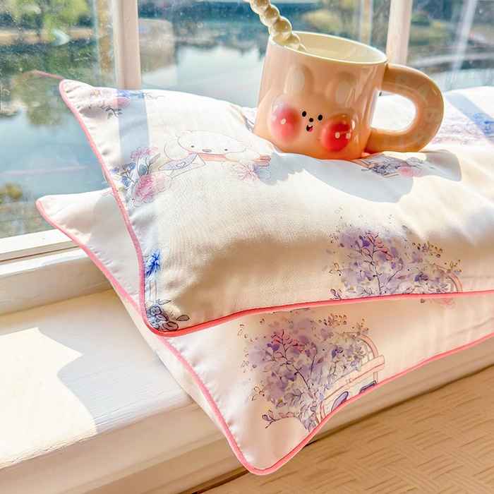 91家纺网 家纺一手货源 找家纺 姝辰 2026新款莱赛尔嵌绳卡通印花枕套儿童夏季凉感冰丝枕套幼儿园乳胶枕套枕罩 春日来信