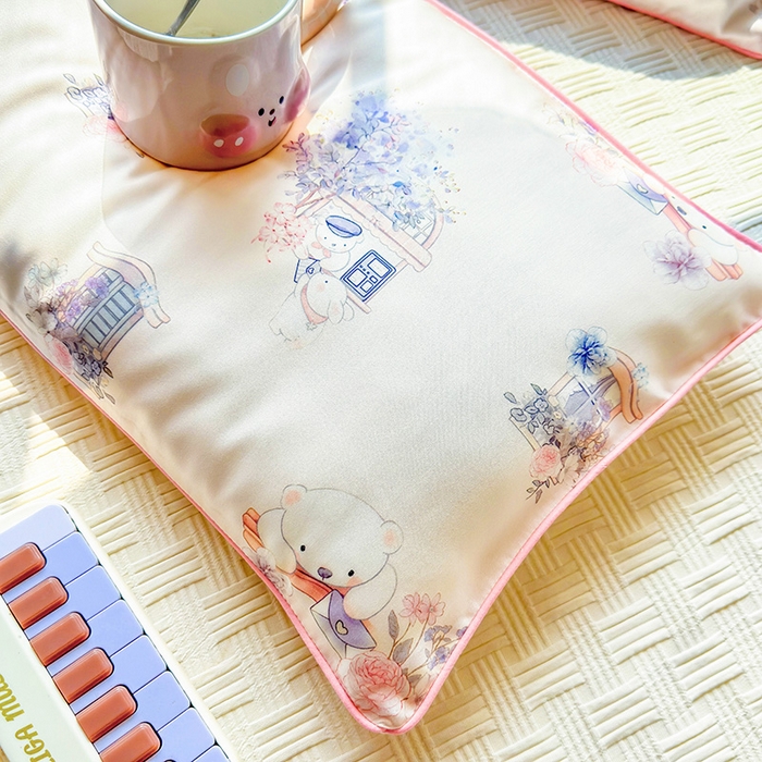 91家纺网 家纺一手货源 找家纺 姝辰 2026新款莱赛尔嵌绳卡通印花枕套儿童夏季凉感冰丝枕套幼儿园乳胶枕套枕罩 春日来信