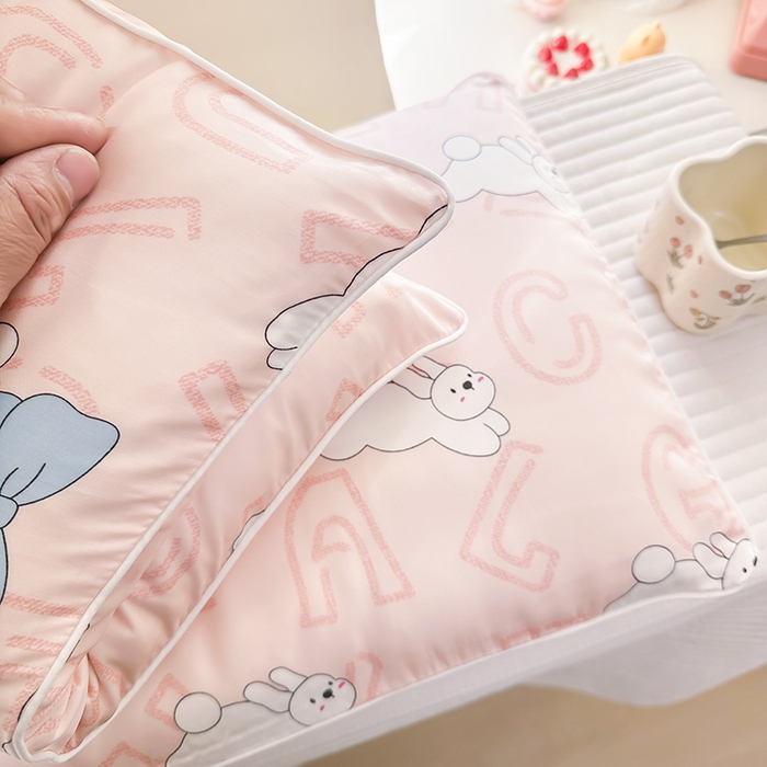 91家纺网 家纺一手货源 找家纺 姝辰 2026新款莱赛尔嵌绳卡通印花枕套儿童夏季凉感冰丝枕套幼儿园乳胶枕套枕罩 欢乐小兔