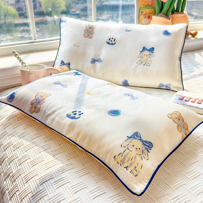 91家纺网 家纺一手货源 找家纺 姝辰 2026新款莱赛尔嵌绳卡通印花枕套儿童夏季凉感冰丝枕套幼儿园乳胶枕套枕罩 蓝莓蛋糕