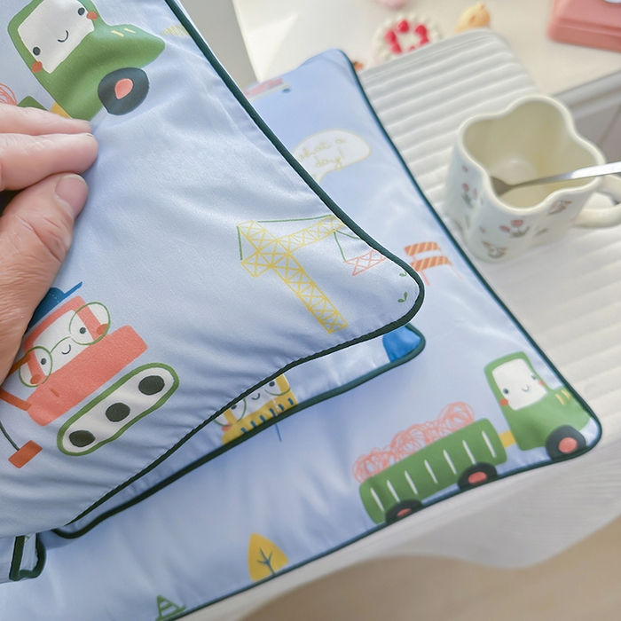 91家纺网 家纺一手货源 找家纺 姝辰 2026新款莱赛尔嵌绳卡通印花枕套儿童夏季凉感冰丝枕套幼儿园乳胶枕套枕罩 天空车城