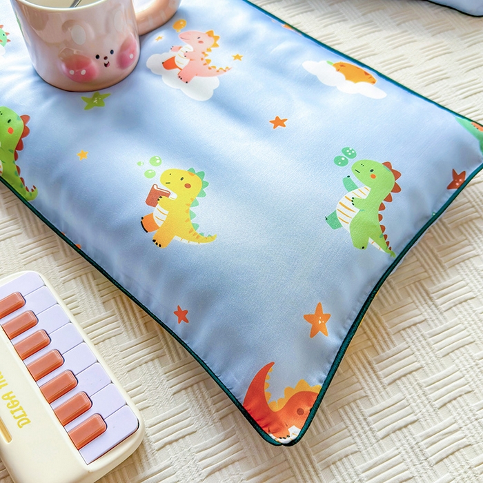 91家纺网 家纺一手货源 找家纺 姝辰 2026新款莱赛尔嵌绳卡通印花枕套儿童夏季凉感冰丝枕套幼儿园乳胶枕套枕罩 元气恐龙