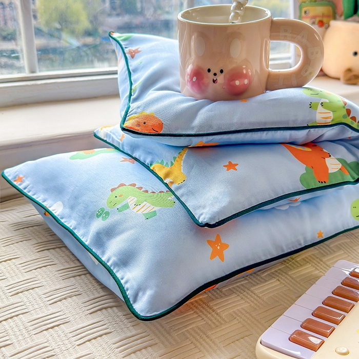 91家纺网 家纺一手货源 找家纺 姝辰 2026新款莱赛尔嵌绳卡通印花枕套儿童夏季凉感冰丝枕套幼儿园乳胶枕套枕罩 元气恐龙