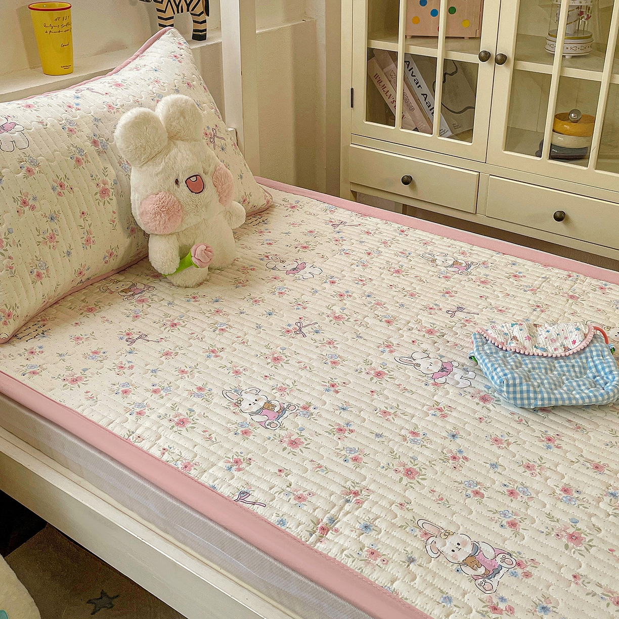 91家纺网 家纺一手货源 找家纺 纽缦家纺 2026新款A类水洗棉夹棉学生床垫 美丽小兔