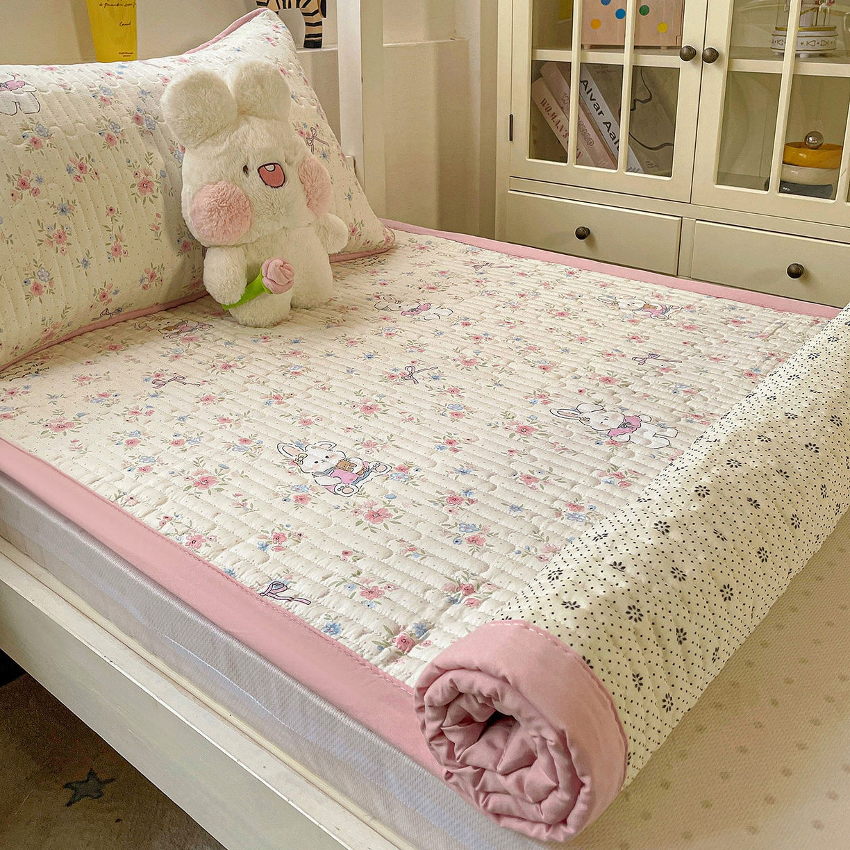 91家纺网 家纺一手货源 找家纺 纽缦家纺 2026新款A类水洗棉夹棉学生床垫 美丽小兔