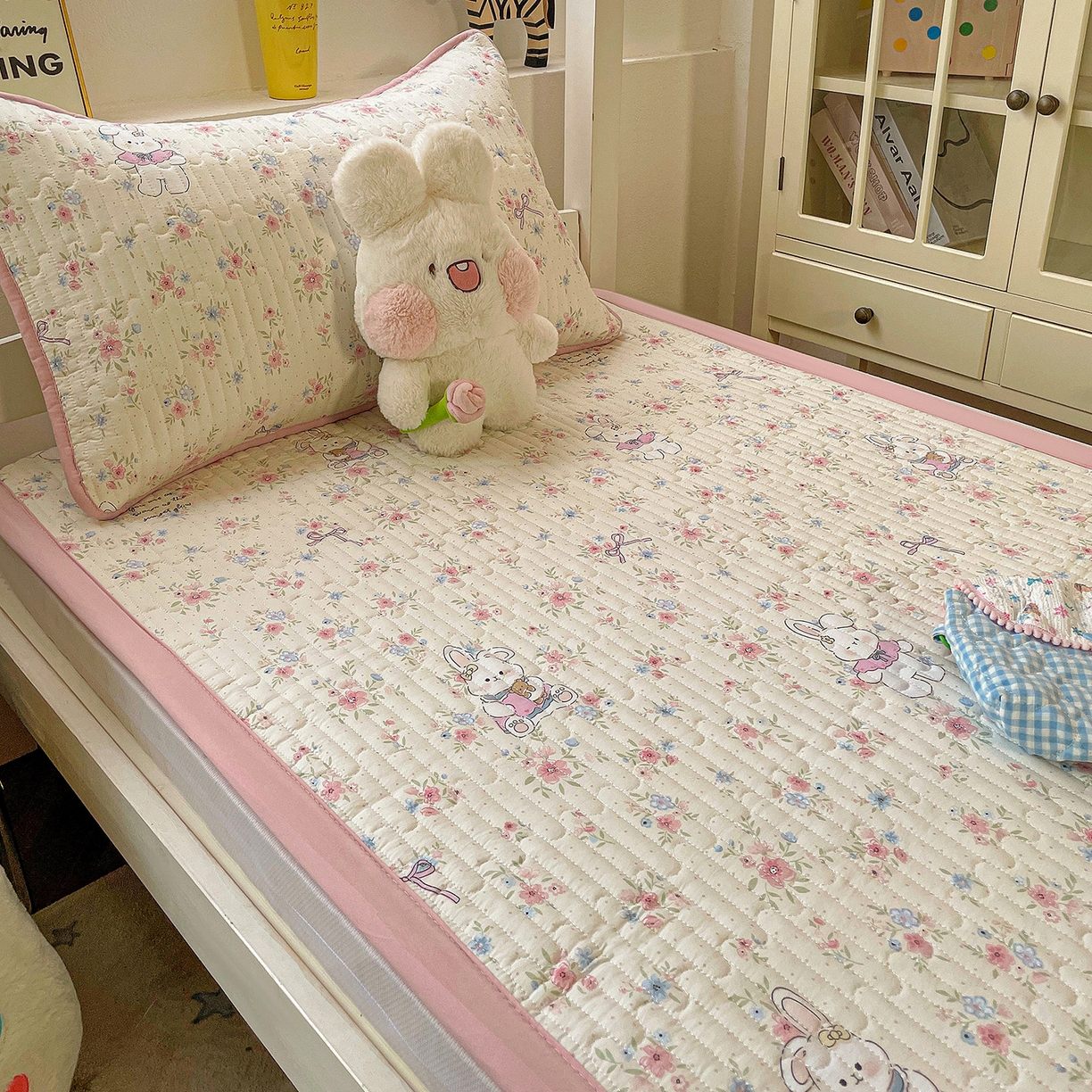 91家纺网 家纺一手货源 找家纺 纽缦家纺 2026新款A类水洗棉夹棉学生床垫 美丽小兔